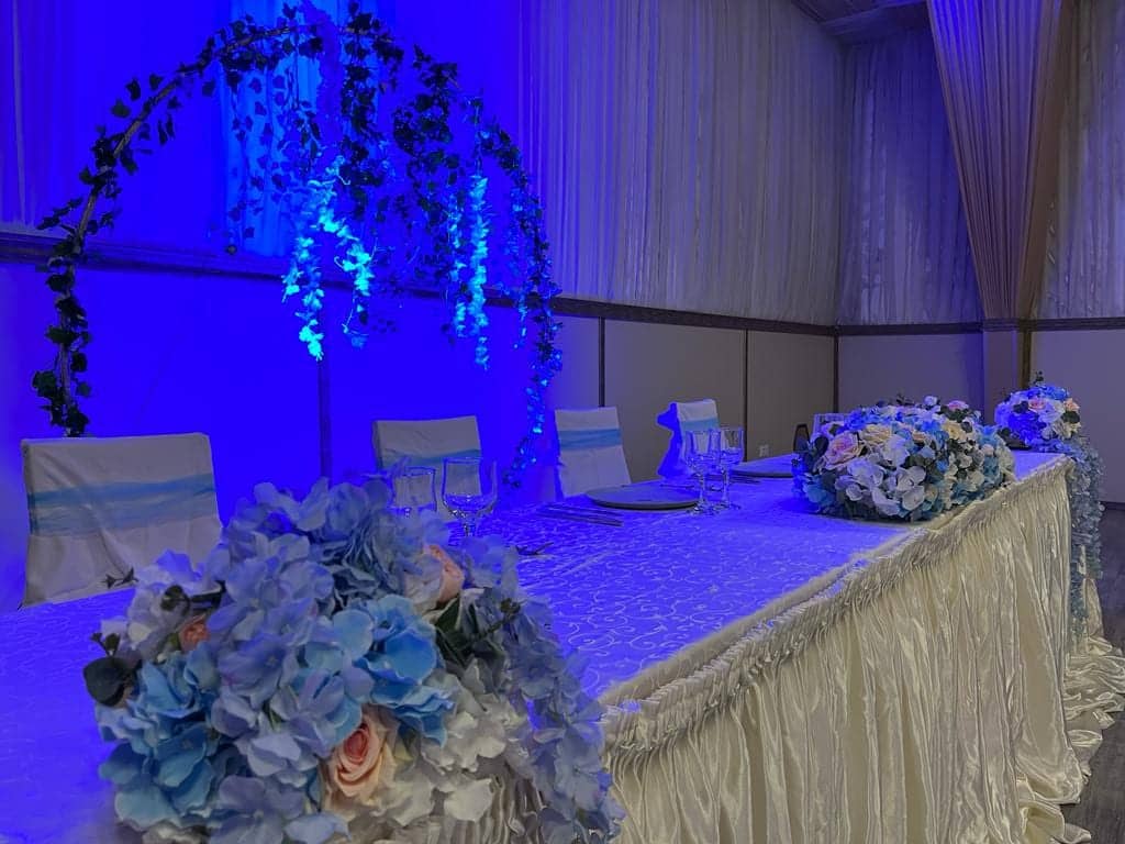 Prezidiu decorat cu hortensii albastre și bleu, sub uplighting albastru