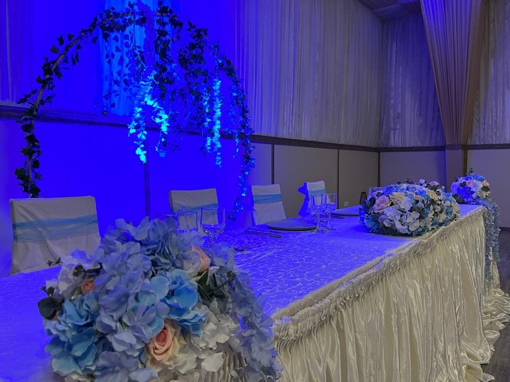 Prezidiu decorat cu hortensii albastre și bleu, sub uplighting albastru
